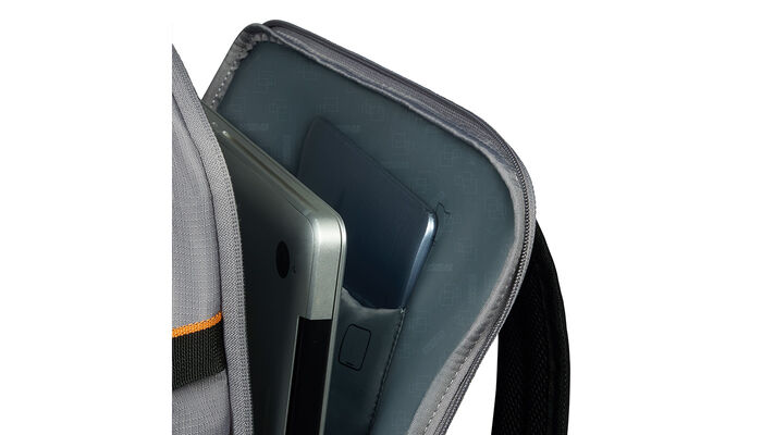 Külön laptop rekesz 15.6" modellhez