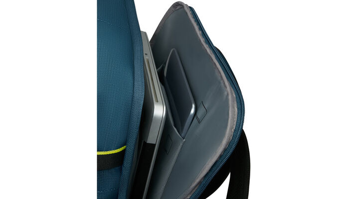 Külön laptop rekesz 15.6" modellhez