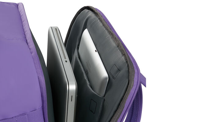 Külön laptop rekesz 15.6" modellhez