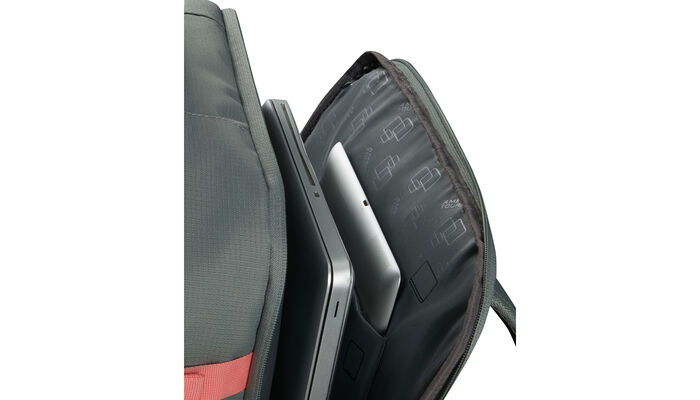Külön laptop rekesz 15.6" modellhez
