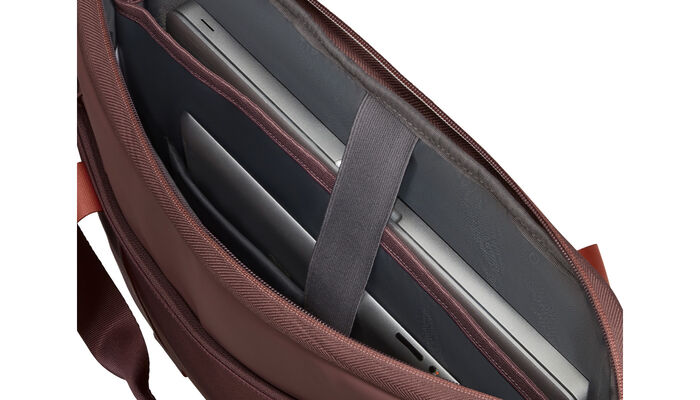 Külön laptop rekesz 15.6" modellhez