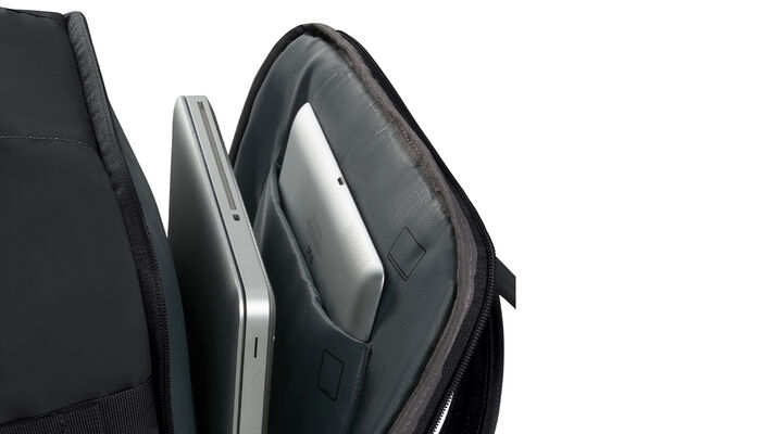 Külön laptop rekesz 15.6" modellhez