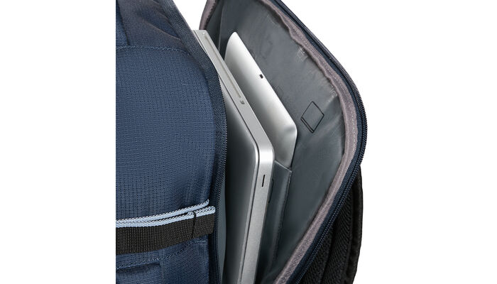 Külön laptop rekesz 15.6" modellhez