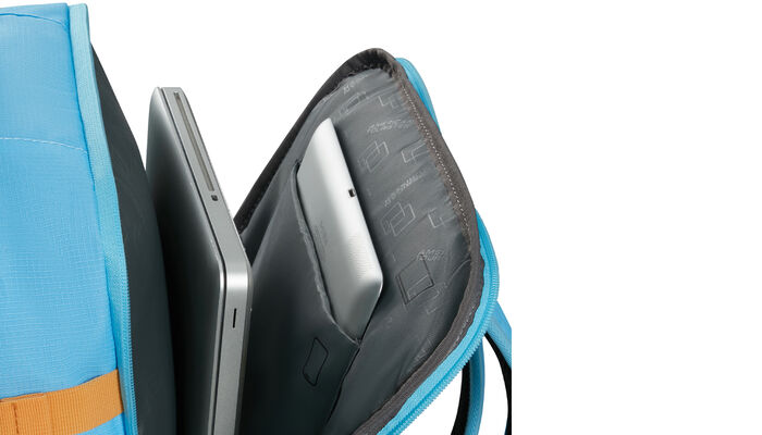 Külön laptop rekesz 15.6" modellhez