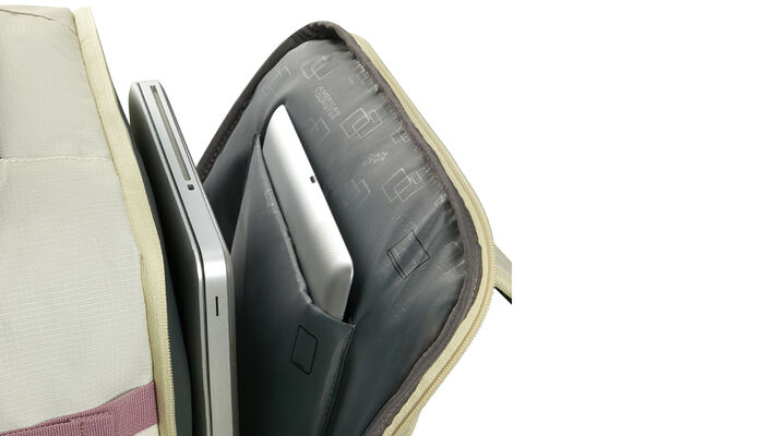 Külön laptop rekesz 15.6" modellhez