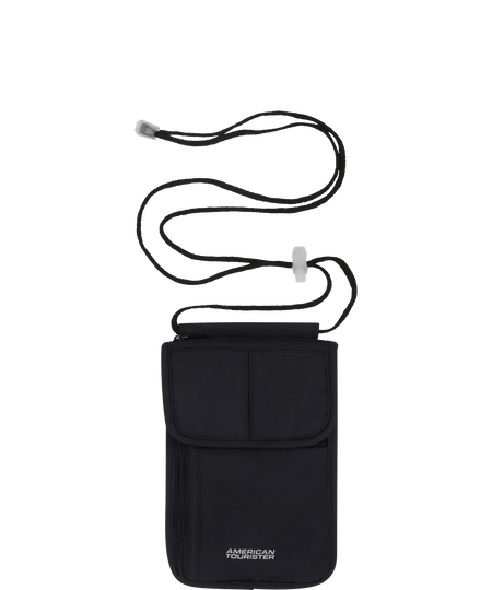 American Tourist. Ta Nyakba akaszthat&oacute; t&aacute;ska